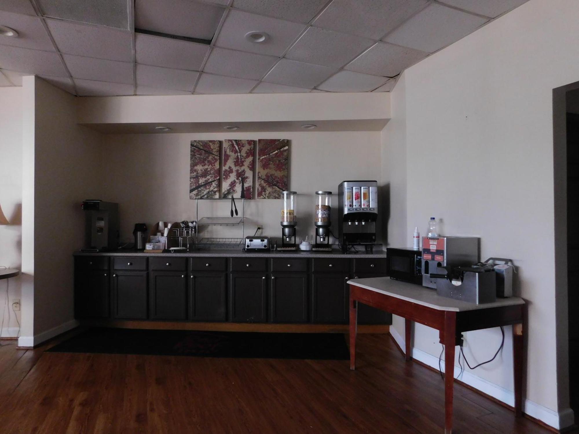 Red Roof Inn & Suites Wytheville Bagian luar foto