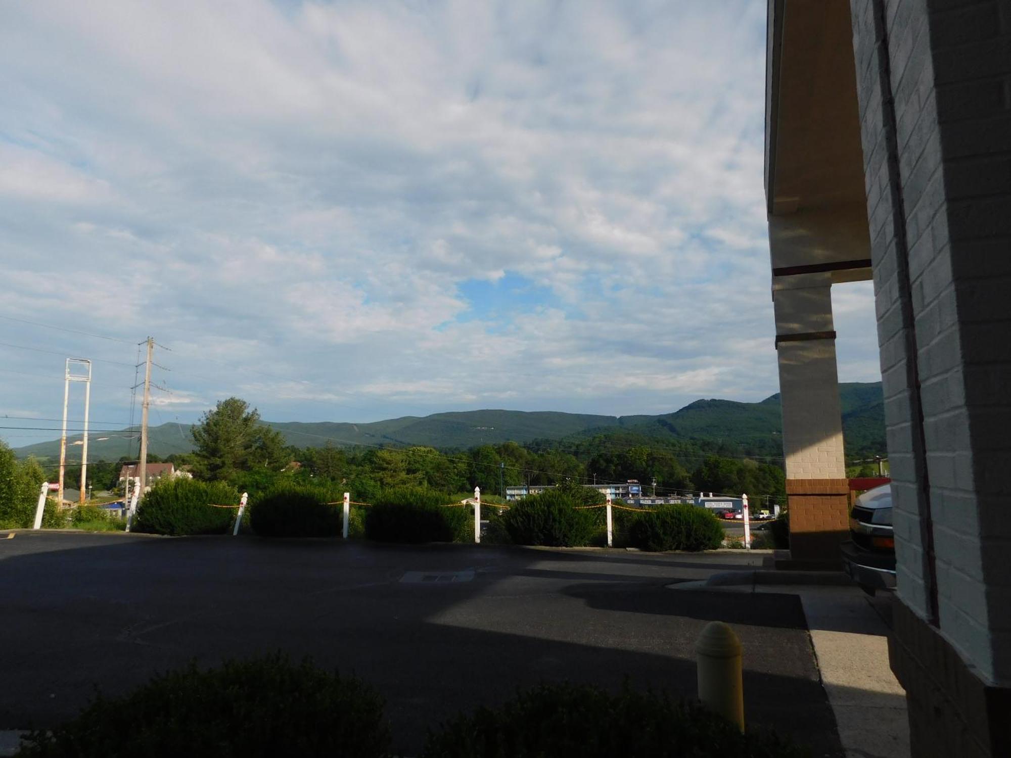 Red Roof Inn & Suites Wytheville Bagian luar foto